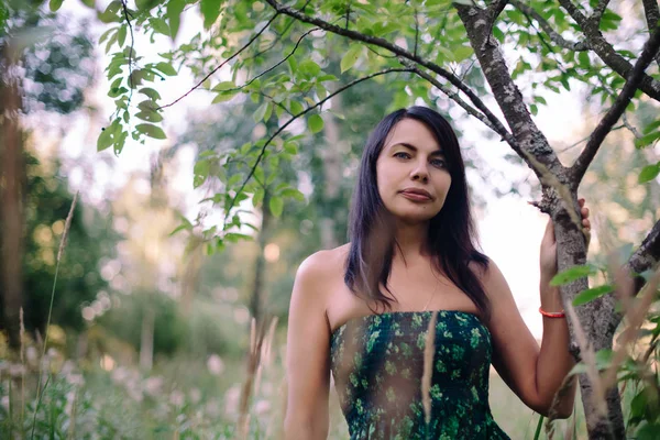 Menina Bonita Longo Vestido Verde Campo — Fotografia de Stock