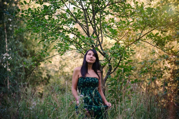 Menina Bonita Longo Vestido Verde Campo — Fotografia de Stock