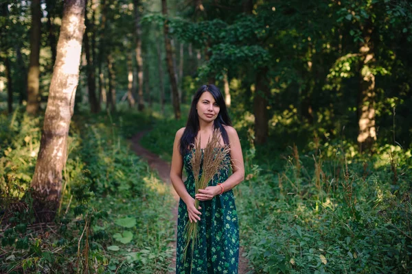 Belle Femme Debout Dans Les Bois Avec Bouquet Épillets — Photo