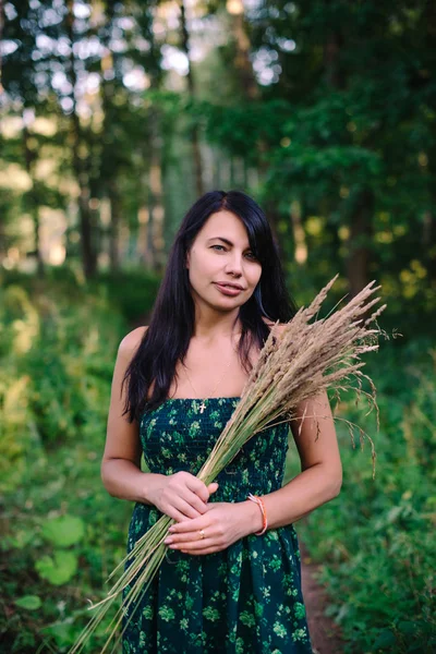 Belle Femme Debout Dans Les Bois Avec Bouquet Épillets — Photo