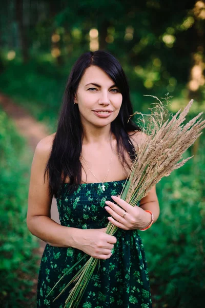 Belle Femme Debout Dans Les Bois Avec Bouquet Épillets — Photo