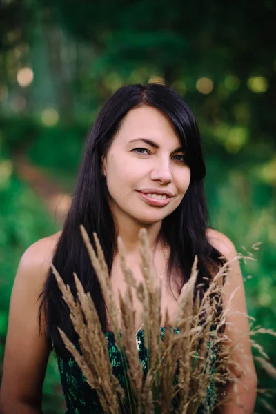 Belle Femme Debout Dans Les Bois Avec Bouquet Épillets — Photo