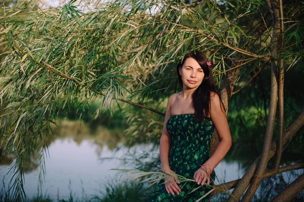 Belle Femme Assise Sur Herbe Bord Lac — Photo