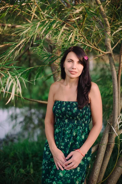 Красива Жінка Сидить Траві Біля Озера — стокове фото