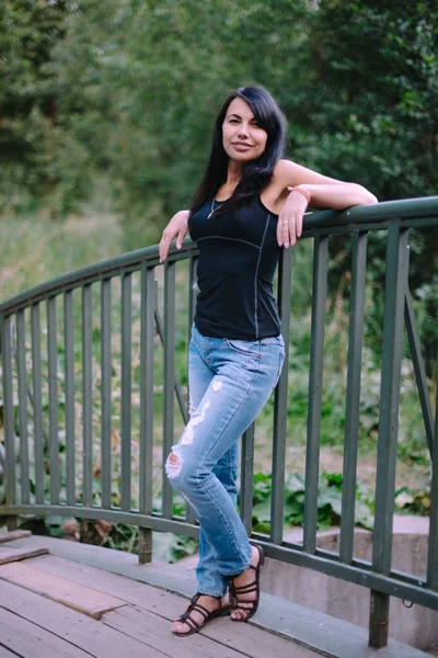 Belle Brune Debout Sur Pont — Photo