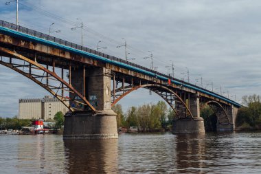 Samara, Rusya Federasyonu - 12 Mayıs 2018: Samara Nehri üzerinde eski köprü