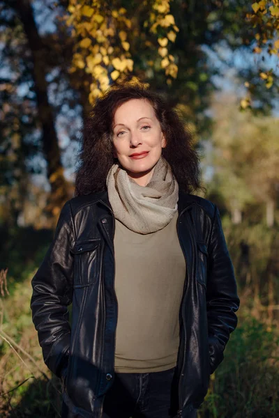 Hermosa Mujer Años Bosque Otoño —  Fotos de Stock