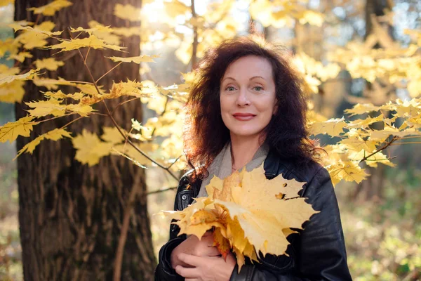 Bela Mulher Anos Floresta Outono — Fotografia de Stock