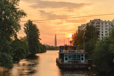Saint-Petersburg, Rusya. 28 Temmuz 2018. Günbatımında Zhdanovka Nehri üzerinde yüzen evi.