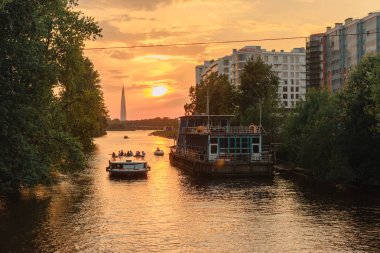 Saint-Petersburg, Rusya. 28 Temmuz 2018. Günbatımında Zhdanovka Nehri üzerinde yüzen evi.