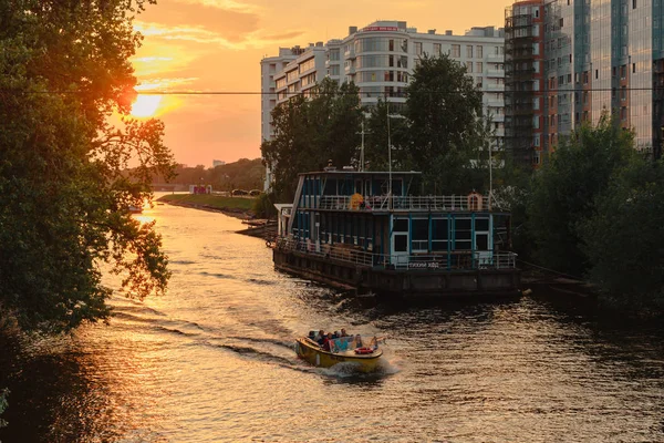 Saint-Petersburg, Rusya. 28 Temmuz 2018. Günbatımında Zhdanovka Nehri üzerinde yüzen evi.