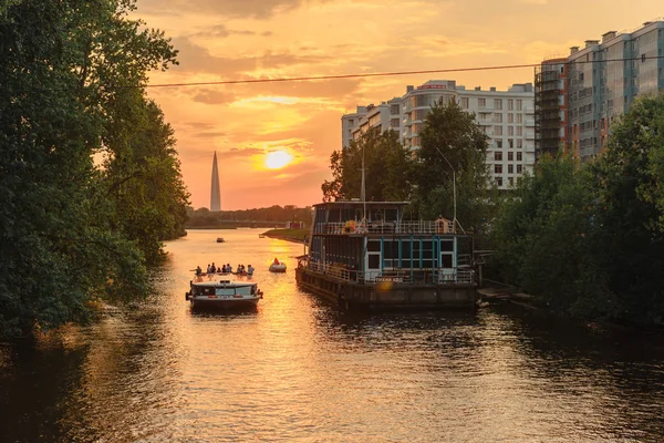 Saint Petersburg Federacja Rosyjska Lipca 2018 Pływający Dom Nad Rzeką — Zdjęcie stockowe