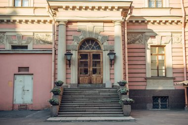 Eski bir binada merdiven ve fenerler ile Veranda