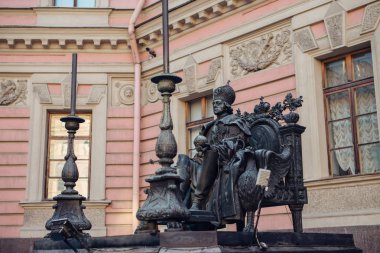 Saint Petersburg, Rusya - 16 Haziran 2019: Önce Pavel anıtı.