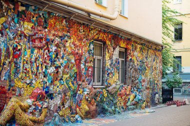 Saint Petersburg, Rusya - 16 Haziran 2019: Çok renkli seramik mozaik ile dekore edilmiş Residential Yard - gayri resmi bir simge.