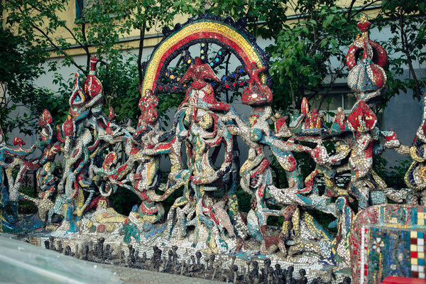 СЕНТ-ПЕТЕРСБУРГ, РОССИЯ - 16 июня 2019 года: Двор, декорированный разноцветной керамической плиткой - достопримечательность
.