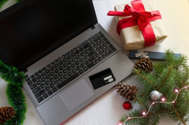 Bilgisayarlı ve hediyeli masa manzarası, banka kartı, bilgisayar ekranında fotokopi alanı olan online alışveriş konsepti. İnternetten Noel alışverişi