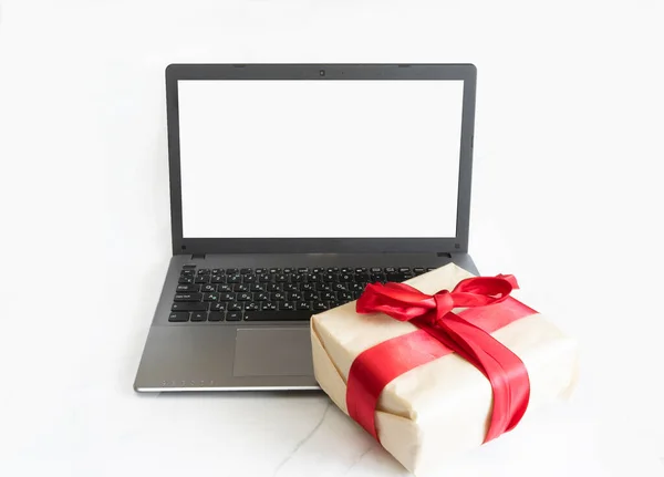 Noel tatili için internetten kredi kartı ve dizüstü bilgisayarla Noel alışverişi. Dizüstü bilgisayarda boşluğu kopyala. Noel süsleri, hediyeler, Noel ağacının dalları, beyaz mermer arka plan..