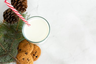 Kamışlı süt, yulaflı kurabiyelerin yanında, yakın plan. Noel içkileri. Noel ağacı. Beyaz mermer arka plan. Yukarıdan bak. Seçici odaklanma. Uzayı kopyala Pankart