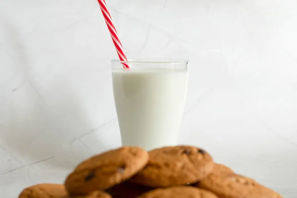Milk Glass Next Oatmeal Cookies Selective Focus Chocolate Chips White — Stock Photo, Image