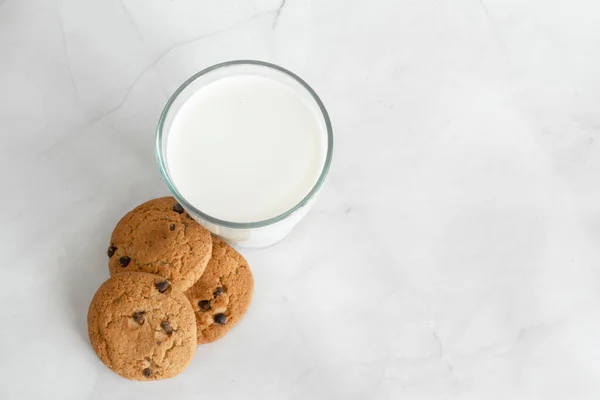 Milch Glas Daneben Haferflockenkekse Mit Schokochips Weißer Marmorhintergrund Selektiver Fokus — Stockfoto