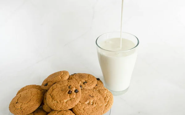 Milk Poured Glass Thin Stream Next Oatmeal Cookies Chocolate Chips — Stock Photo, Image