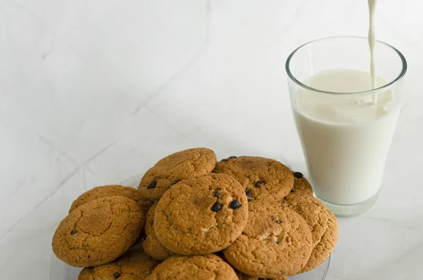 Milk Poured Glass Thin Stream Next Oatmeal Cookies Chocolate Chips — Stock Photo, Image