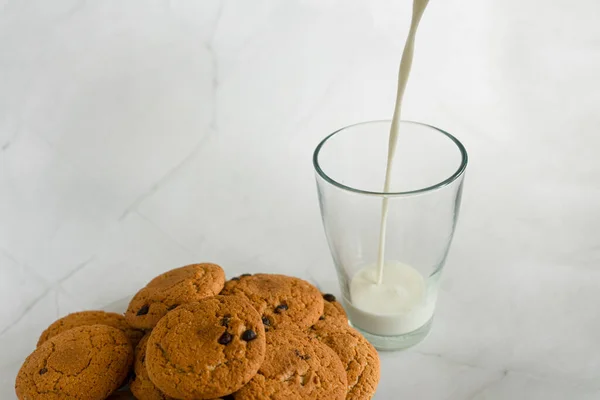 Milk Poured Glass Next Oatmeal Cookies Chocolate Chips — Stock Photo, Image