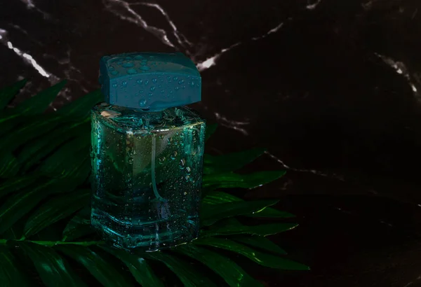 Frasco Perfume Masculino Con Gotas Agua Sobre Fondo Mármol Oscuro — Foto de Stock