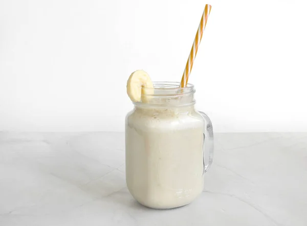 Batido Plátano Frasco Vidrio Sobre Fondo Claro Alimento Saludable —  Fotos de Stock