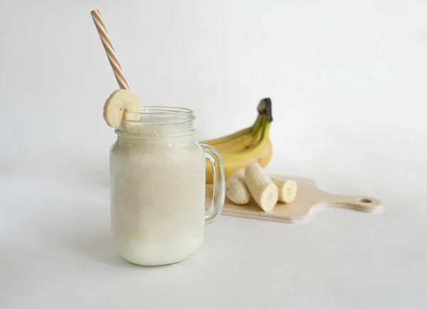 Frischer Bananen Smoothie Einem Glas Mit Strohhalm Der Nähe Von — Stockfoto