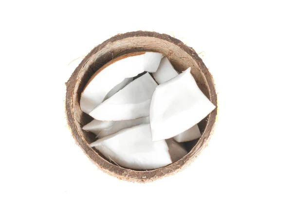 Kokosnussstücke Einem Stück Kokosnussschale Isoliert Auf Weißem Hintergrund Nahaufnahme — Stockfoto