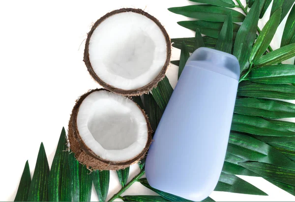 Кокосовый Гель Душа Пальмовый Лист Свежая Половина Кокоса Белом Фоне — стоковое фото