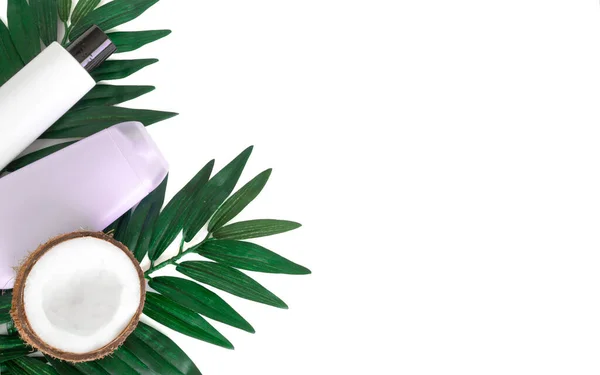 Kokos Duschgel Und Haarshampoo Palmblatt Und Frische Kokosnusshälfte Auf Weißem — Stockfoto