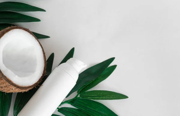 Kokoscreme Zur Feuchtigkeitsversorgung Der Haut Auf Weißem Hintergrund Frische Hälfte — Stockfoto