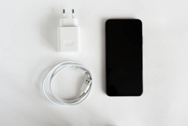 Akıllı telefon, USB ve güç kaynağı, USB - 3.5 mm beyaz arka planda C tipi. Yukarıdan bak. Boşluğu kopyala