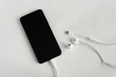 Akıllı telefon, USB ile USB 'den 3.5 mm' ye akıllı telefondan C tipi kulaklık adaptörü. İki usb için bir girdi. Kablolu kulaklık konsepti. Beyaz arkaplanda.