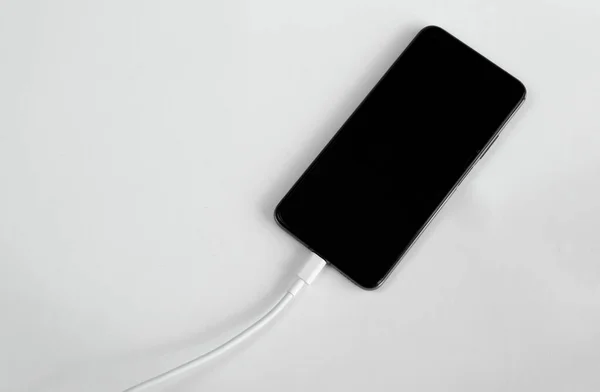 Φόρτιση Ενός Smartphone Μέσω Ενός Καλωδίου Usb Λευκό Φόντο Πάνω — Φωτογραφία Αρχείου