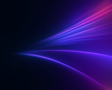 Koyu arkaplan PNG üzerinde parlak mor ve mavi ışık çizgileri. Modern dijital tasarım, teknoloji ve fütüristik altyapılar için soyut eğri ışınlar.