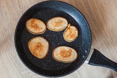 Ekşi kremalı Rus gözlemesi.