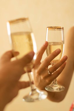 Ellerinde spampanlar olan sevgi dolu bir çift. Nişan yüzüğü