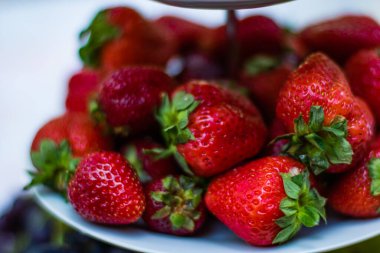 Kırmızı olgun çilek tabağı.