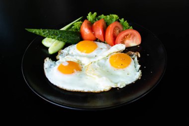 Yumurta, salatalık ve domates kahvaltısı.