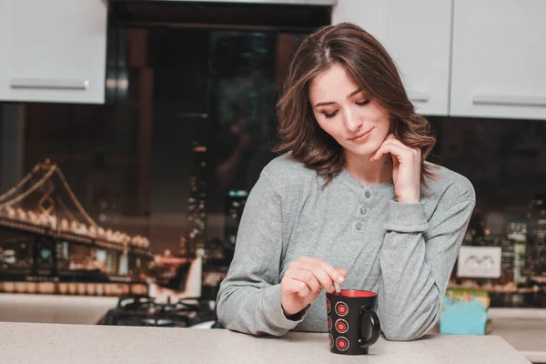 Genç bayan evde tek başına çay servisi yapıyor.