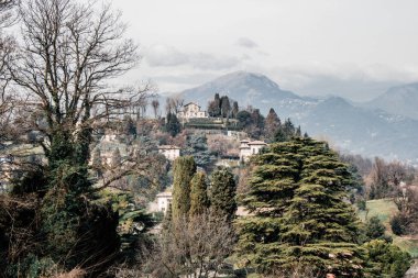 yüksek irtifa manzarası, dağlar, tepedeki şato