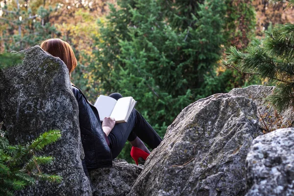 Tepede kitap okuyan bir kız