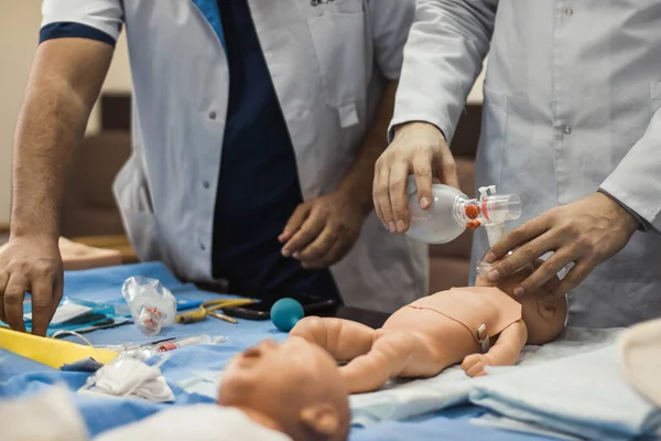 Yeni doğan bebeğin resüsitasyonu. Öğrenciler pratik yapıyor. Benzetim