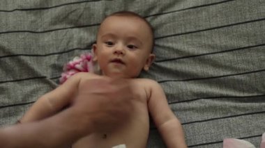 4 aylık bebek gülüyor. Bölüm 1