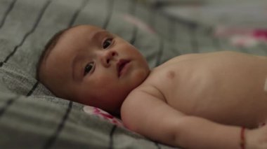 4 aylık bebek gülüyor. Bölüm 2