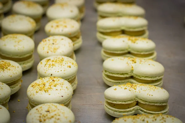 Farklı renkte taze badem kurabiyeleri